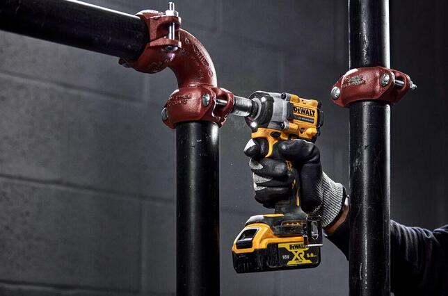DeWALT Uťahovač rázový 1/2" krúžek 406Nm 18V bez AKU Tstak DCF921NT