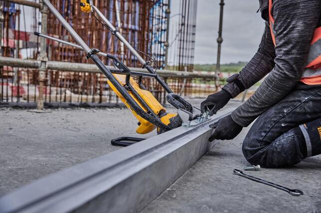 DeWALT STAHOVACIA VIBRAČNÁ LIŠTA DEWALT POWERSHIFT  DCPS330N