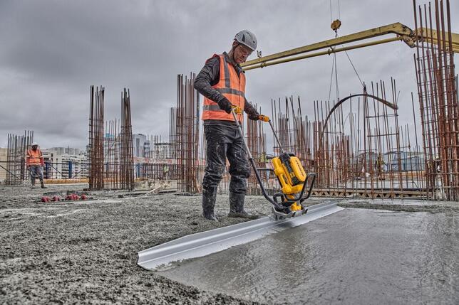 DeWALT STAHOVACIA VIBRAČNÁ LIŠTA DEWALT POWERSHIFT  DCPS330N