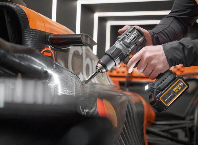 DeWALT Skrutkovač s příklepem 18V XR 2x5,0Ah MCLAREN DCD85MP2T