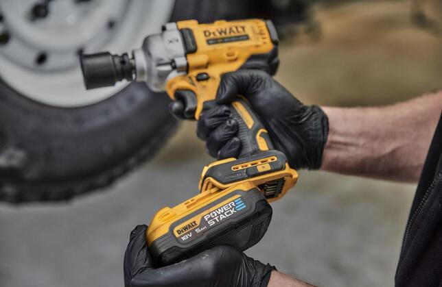 DeWALT Aku rázový utahovák 1/2" s pojistným kroužkem 18V XR PowerStack 2x5,0Ah bezuhlíkový DCF891H2T