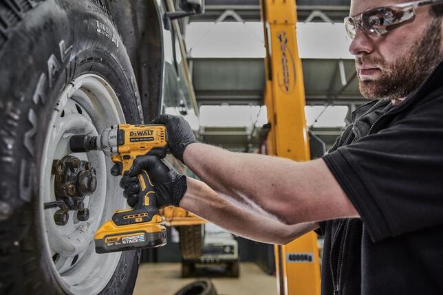DeWALT Aku rázový utahovák 1/2" s pojistným kroužkem 18V XR PowerStack 2x5,0Ah bezuhlíkový DCF891H2T
