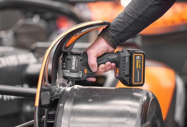 DeWALT DCF85MP2T Aku rázový utahovák 1/4" 206Nm 18V XR 2x5,0 Ah MCLAREN