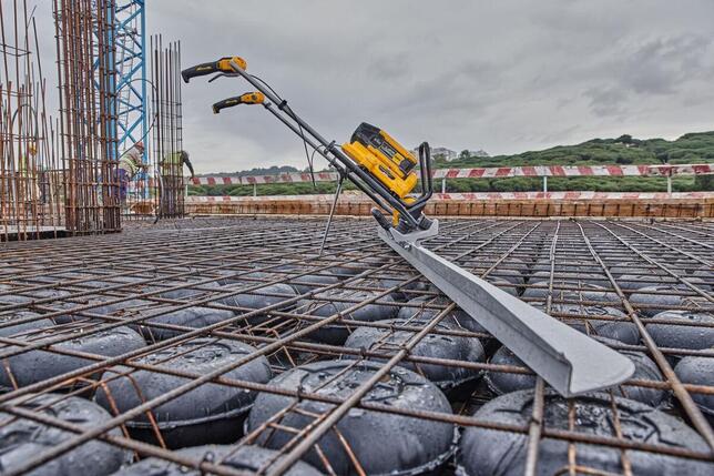 DeWALT STAHOVACIA VIBRAČNÁ LIŠTA DEWALT POWERSHIFT  DCPS330N