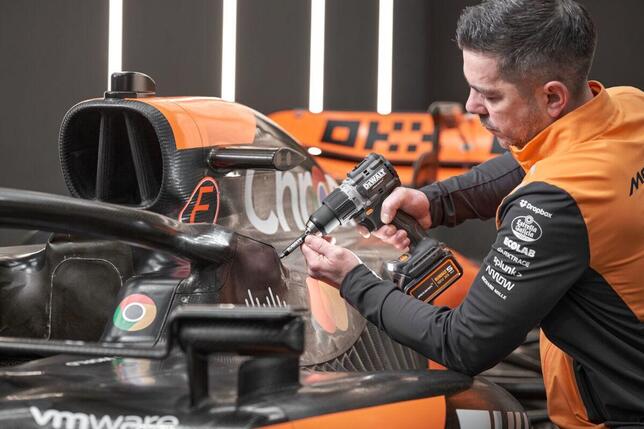 DeWALT Skrutkovač s příklepem 18V XR 2x5,0Ah MCLAREN DCD85MP2T