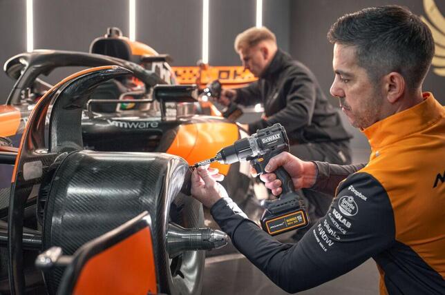 DeWALT Skrutkovač s příklepem 18V XR 2x5,0Ah MCLAREN DCD85MP2T