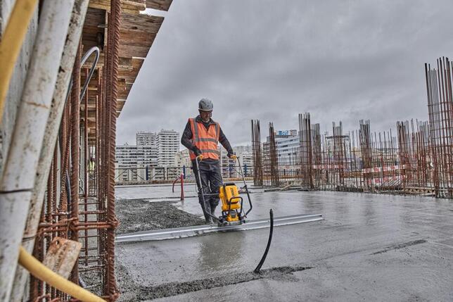 DeWALT STAHOVACIA VIBRAČNÁ LIŠTA DEWALT POWERSHIFT  DCPS330N
