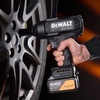 DeWALT Akkumulátoros 1/2" ütvecsavarozó DEWALT® x McLaren F1 Team 18 V XR®– 2 X 5 Ah akkumulátor DCF99MP