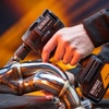 DeWALT Bezuhlíkový 1/2" kompaktný rázový uťahovák DEWALT® x McLaren F1 Team 18 V XR®– 2 x 5,0 A  DCF92MP2T