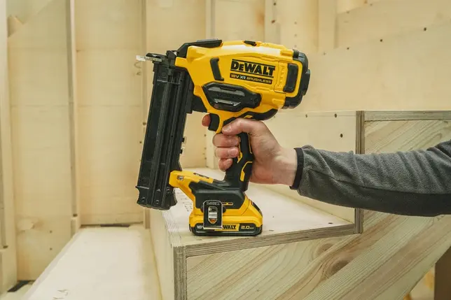 DeWALT Dokončovacia aku klincovačka 15–50 mm, 18V bez aku v Tstaku  DCN210SNT