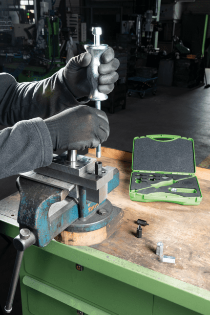 KUKKO KS-22-01 | 10-dielna sada kladív s posuvným kladivom a závitovými adaptéry rôznych veľkostí