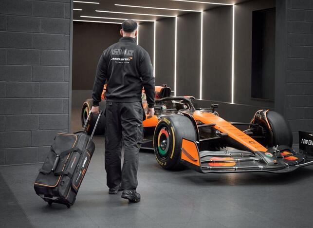 DeWALT Taška športová MCLAREN na náradie s rukoväťou a kolieskami 28´´  DWST83522-9