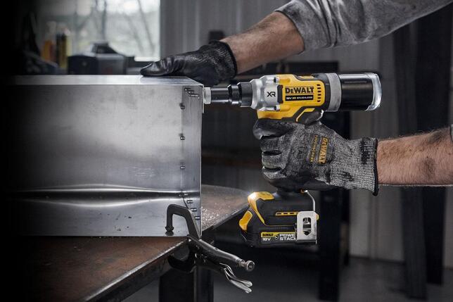 DeWALT Nitőgép 6,4mm 18V POWERSTACK 2x1,7Ah Tstak DCF414E2GT