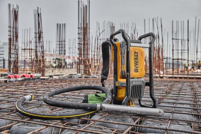 DeWALT BATOHOVÝ VIBRÁTOR DEWALT POWERSHIFT  DCPS310N