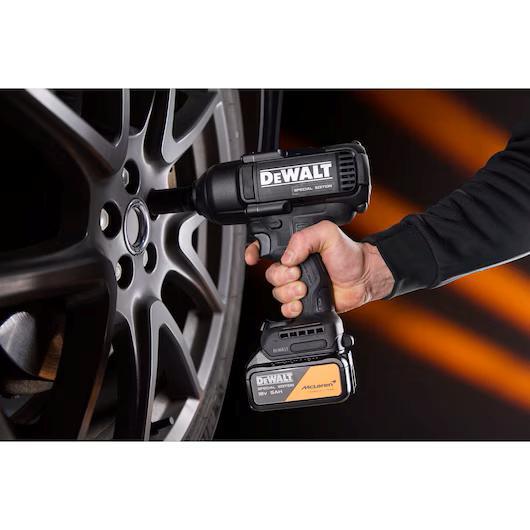 DeWALT Sada náradia DEWALT®  McLaren F1 Team 18 V XR® – 3 x 5 Ah  DCK5222MP3T