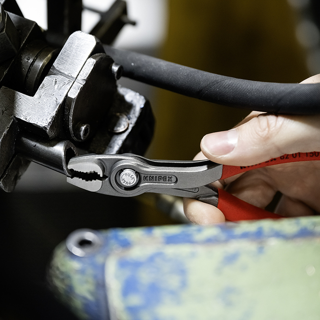 KNIPEX 82 01 150 SB TwinGrip® s protišmykovým plastovým povrchom šedá atramentizovaná 150 mm