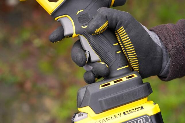 STANLEY Nožnice na větve 18V FatMax V20 střih 32mm 1x4.0Ah SFMCPP32M1