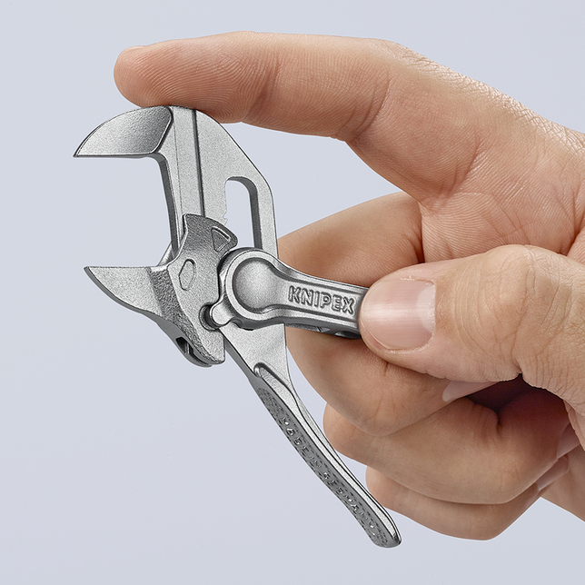 KNIPEX 86 04 100 BK Kliešťové kľúče XS Kliešte a kľúč v jednom náradí razený, drsný povrch pochrómov