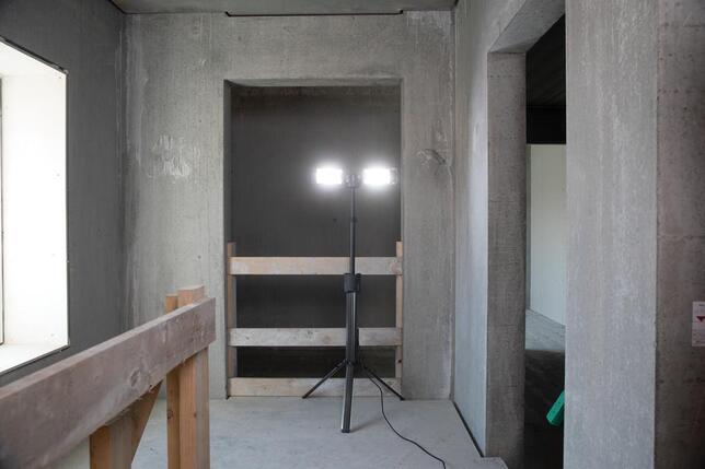 Akumulátorový stavebný reflektor TOWER 5 CONNECT 2500/5000 lumenov s akumulátorom SCANGRIP