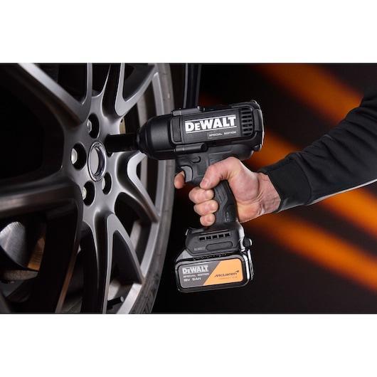 DeWALT Sada náradia DEWALT® x McLaren F1 Team 18 V XR® – 2 x 5 Ah  DCK2225MP2T