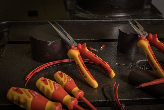 GEDORE VDE 8132-200 H Ploché okrúhle kliešte VDE s izolačným krytom 200 mm