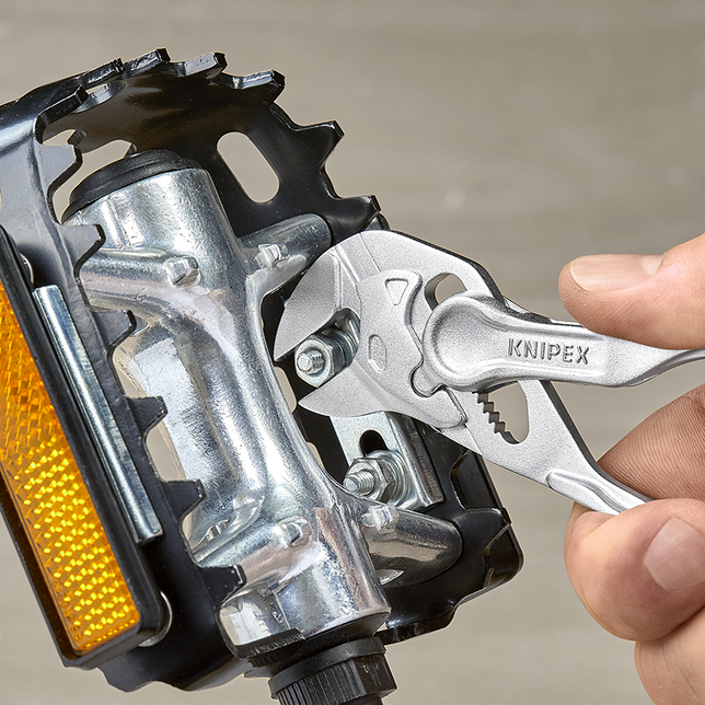 KNIPEX 86 04 100 BK Kliešťové kľúče XS Kliešte a kľúč v jednom náradí razený, drsný povrch pochrómov