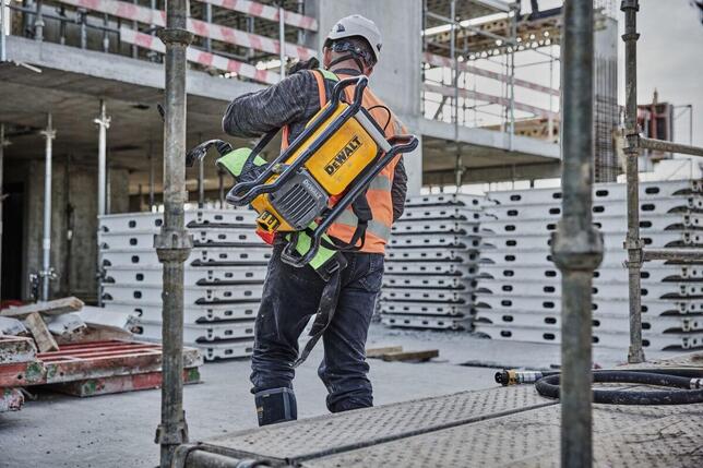 DeWALT BATOHOVÝ VIBRÁTOR DEWALT POWERSHIFT  DCPS310N