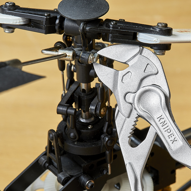 KNIPEX 86 04 100 BK Kliešťové kľúče XS Kliešte a kľúč v jednom náradí razený, drsný povrch pochrómov