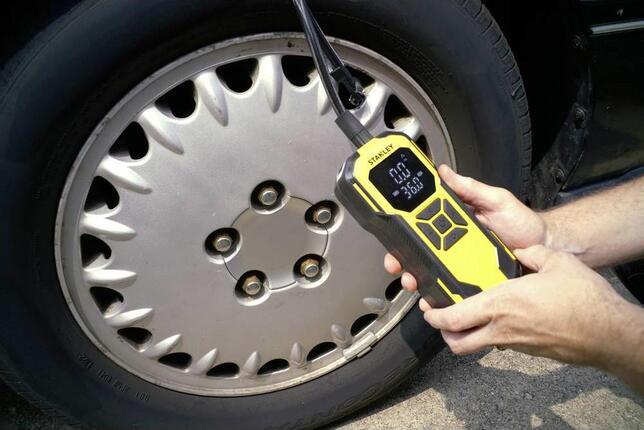 STANLEY Kompakt, vezeték nélküli kompresszor 11.1V / 2Ah SXIF0101