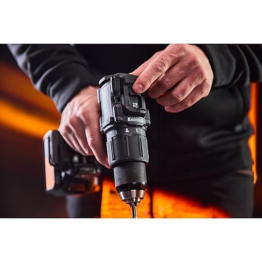 DeWALT Bezuhlíková příklepová vrtačka DEWALT® McLaren F1 Team 18 V XR® – 2 x 5 Ah DCD86MP2T