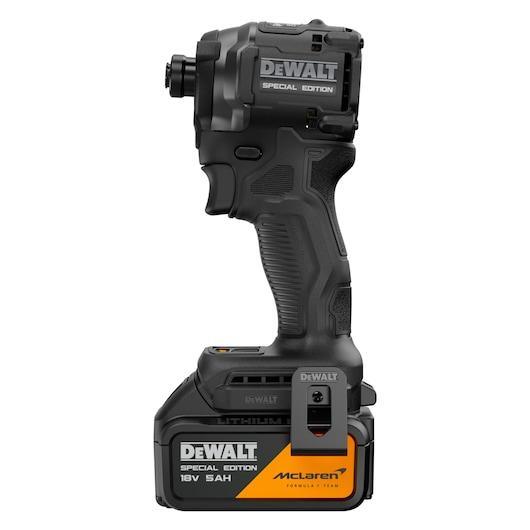 DeWALT Bezuhlíková príklepová vŕtačka DEWALT®  McLaren F1 Team 18 V XR® – 2 x 5 Ah  DCF86MP2T