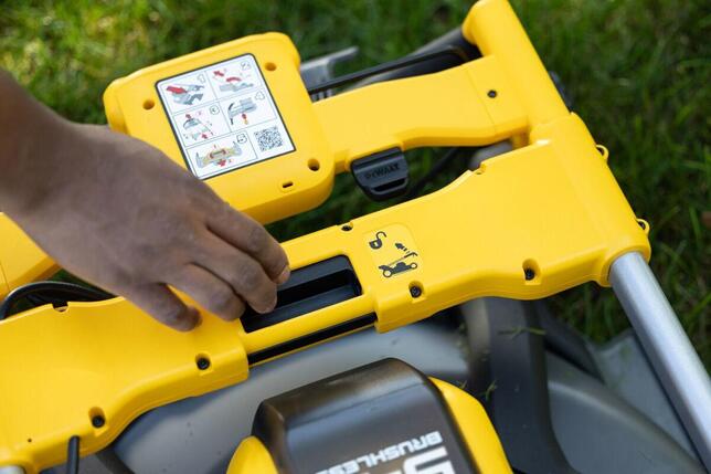 Fűnyíró 53cm 54V FLEXVOLT, önjáró, akkumulátor nélkül DCMWSP550N