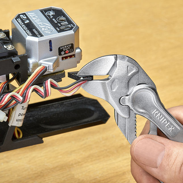 KNIPEX 86 04 100 BK Kliešťové kľúče XS Kliešte a kľúč v jednom náradí razený, drsný povrch pochrómov