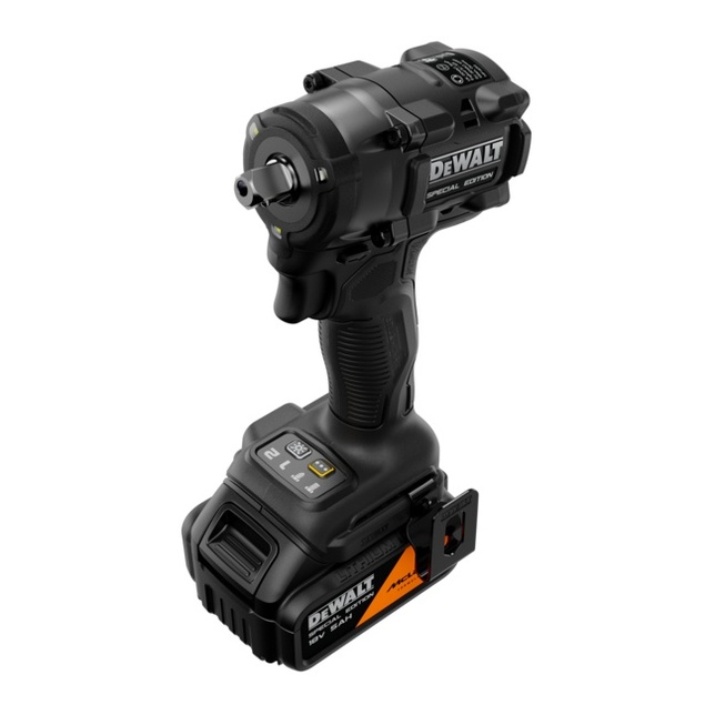 DeWALT Bezuhlíkový 1/2" kompaktný rázový uťahovák DEWALT® x McLaren F1 Team 18 V XR®– 2 x 5,0 A  DCF92MP2T