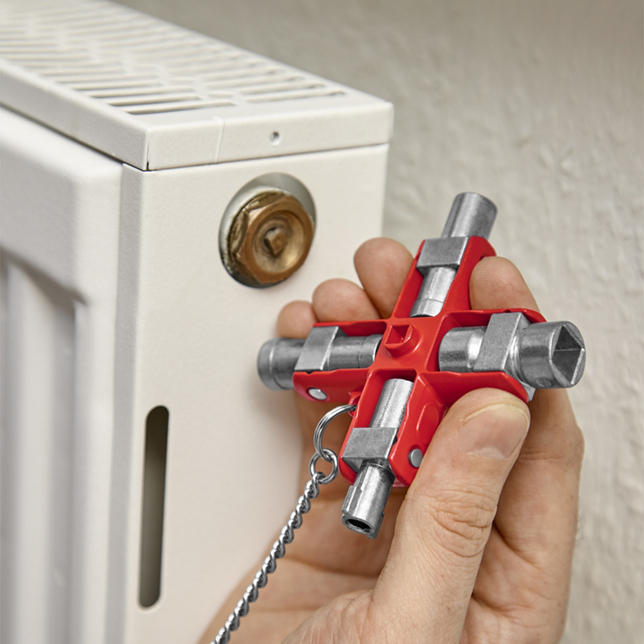 KNIPEX 00 11 06 Univerzálny kľúč pre všetky štandardné skrinky a vypínacie systémy 96 mm