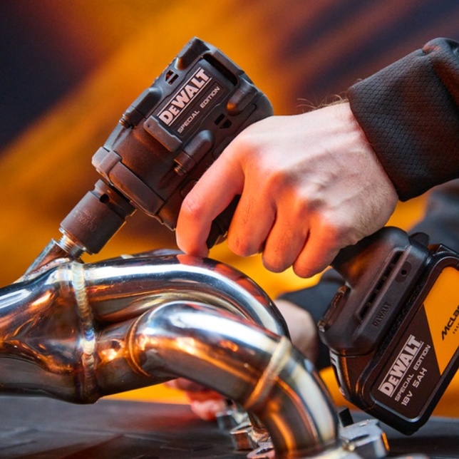 DeWALT Bezuhlíkový 1/2" kompaktný rázový uťahovák DEWALT® x McLaren F1 Team 18 V XR®– 2 x 5,0 A  DCF92MP2T