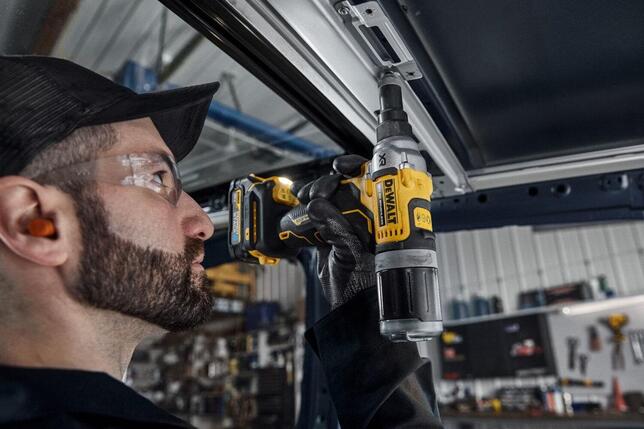 DeWALT Nitőgép 6,4mm 18V POWERSTACK 2x1,7Ah Tstak DCF414E2GT