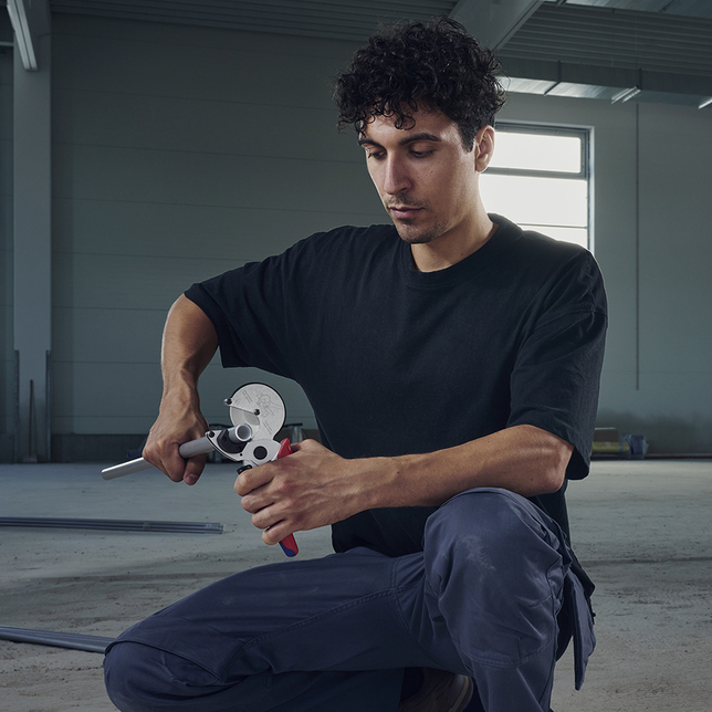 KNIPEX 90 25 25 Kliešte na rezanie rúr pre kompozitné a plastové trubky s multi-komponentnými úchopm