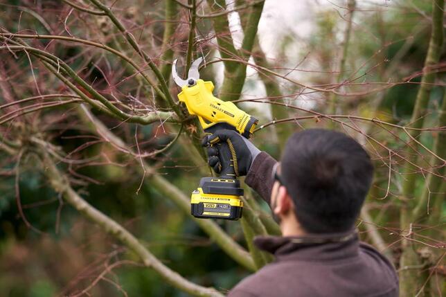 STANLEY Nožnice na větve 18V FatMax V20 střih 32mm 1x4.0Ah SFMCPP32M1