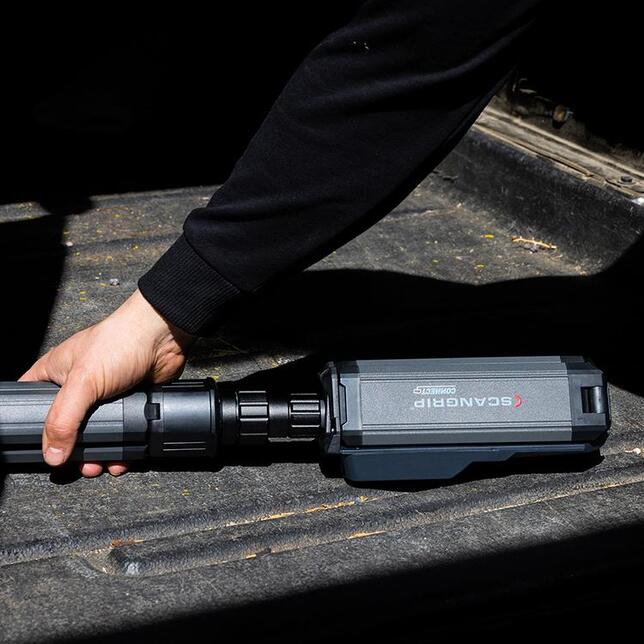 SCANGRIP Batériový reflektor s krídlovým osvetlením TOWER COMPACT CONNECT 1250 – 2500 lúmenov s akumulátorom 