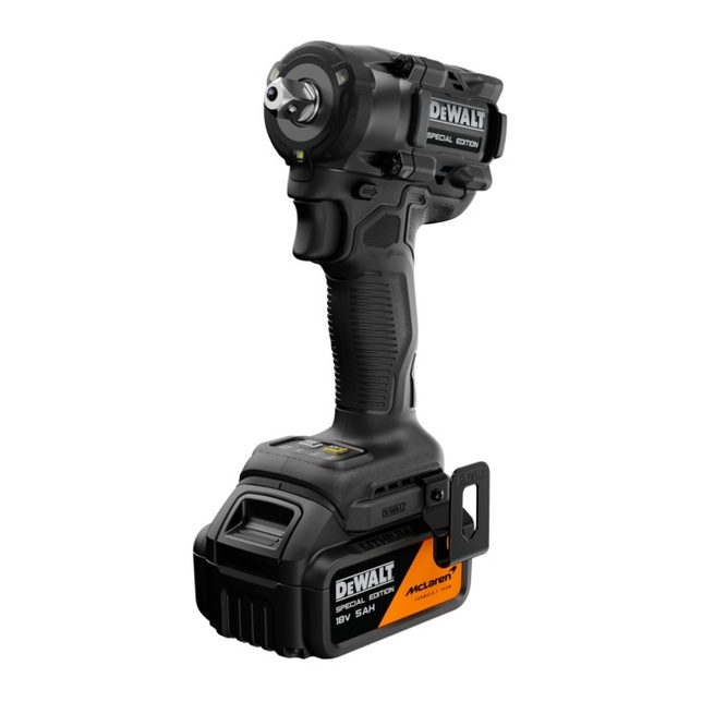DeWALT Bezuhlíkový 1/2" kompaktný rázový uťahovák DEWALT® x McLaren F1 Team 18 V XR®– 2 x 5,0 A  DCF92MP2T