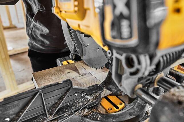 DeWALT PILA POKOSOVÁ 54V FLEXVOLT 305mm S REKUPERACÍ 2x9,0Ah  DCS781X2